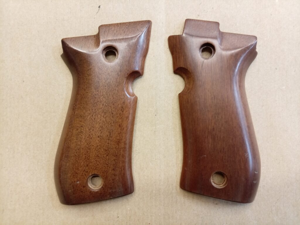 BERETTA GUANCETTE IN LEGNO MOD. 84.